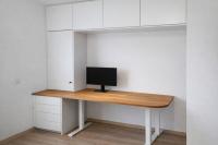 Schreibtisch mit Einbauschrank