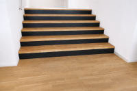 breite Treppe mit dunklen Zwischenräumen