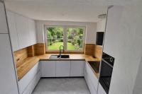 Küche weiß mit Arbeitsplatte aus Holz