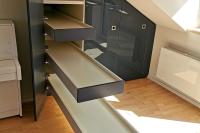 Einbauschrank in grau mit langen Ausschüben