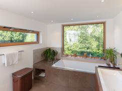 Kippfenster und Festverglasung im Bad