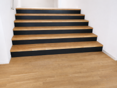breite Treppe mit dunklen Zwischenräumen