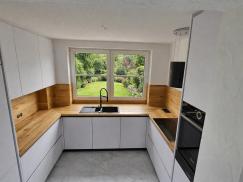 Küche weiß mit Arbeitsplatte aus Holz