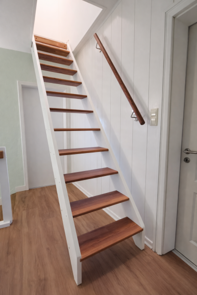 Treppe aus Holz mit offenen Stufen