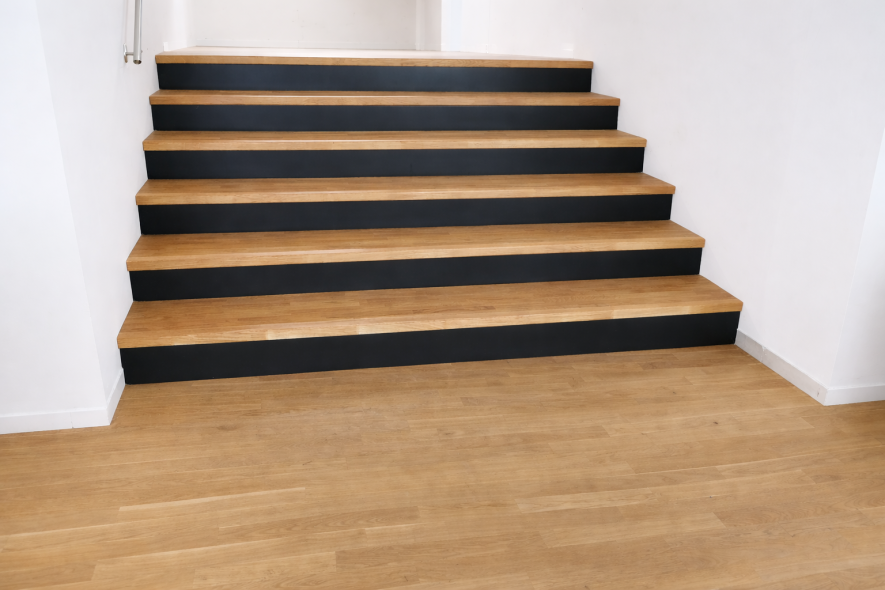 breite Treppe mit dunklen Zwischenräumen