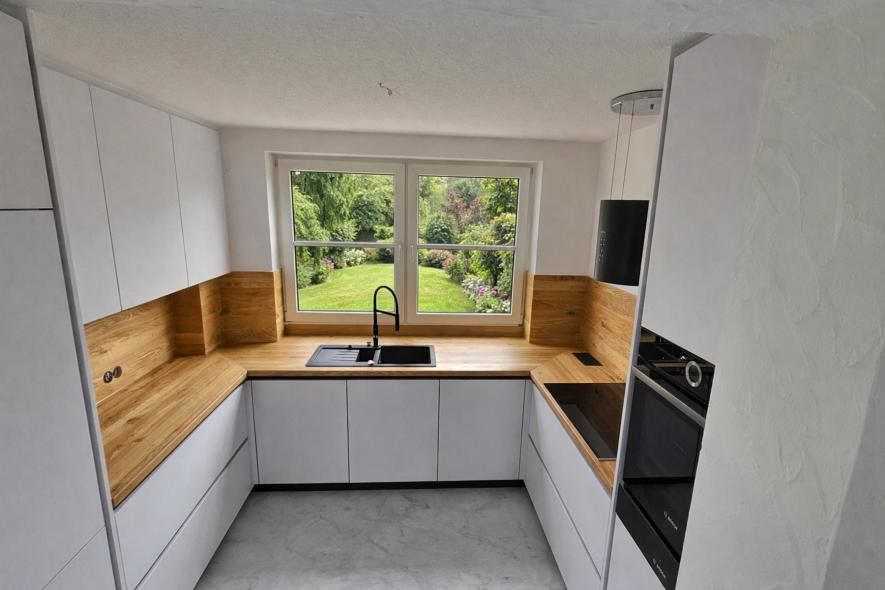 Küche weiß mit Arbeitsplatte aus Holz