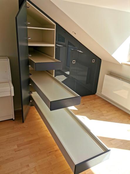 Einbauschrank in grau mit langen Ausschüben