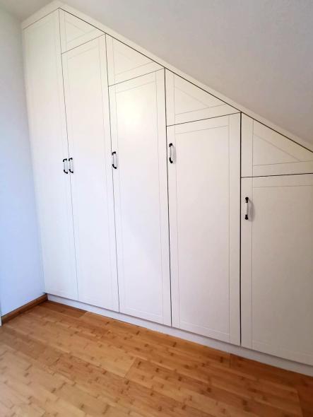 Einbauschrank unter Dachschräge in weiß