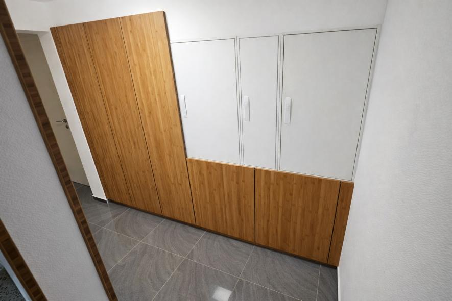 Einbauschrank weiß und Holzoberfläche
